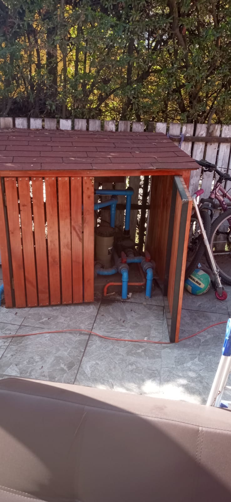 Caseta para equipos de piscina